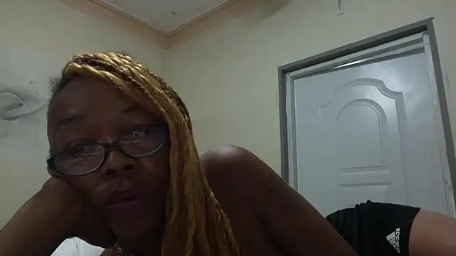 Snapshot of Ladyzee25 chatting on October 19, 2025, 9:21 am Ladyzee25 online show from October 19, 2025, 9:21 am