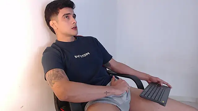 Snapshot of adam_levis17 chatting on October 14, 2025, 3:46 pm adam levis17 online show from October 14, 2025, 3:46 pm