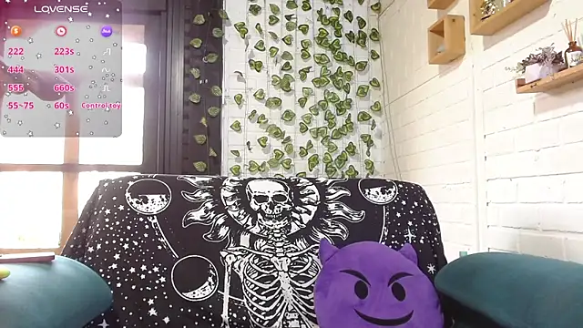 LiraSonnett online show from September 16, 2025, 9:27 pm