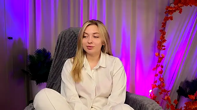 Snapshot of christie_luv chatting on November 15, 2025, 2:24 pm christie luv online show from November 15, 2025, 2:24 pm