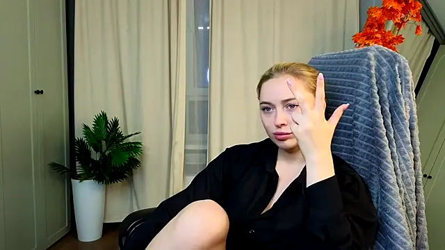 Snapshot of christie_luv chatting on November 19, 2025, 2:28 pm christie luv online show from November 19, 2025, 2:28 pm