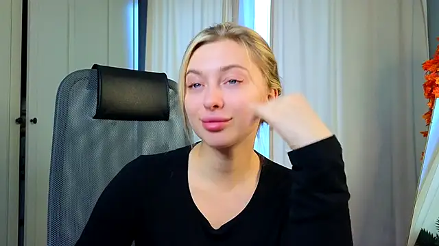 Snapshot of christie_luv chatting on November 20, 2025, 10:15 am christie luv online show from November 20, 2025, 10:15 am