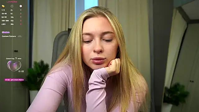 Snapshot of christie_luv chatting on December 4, 2025, 1:09 pm christie luv online show from December 4, 2025, 1:09 pm