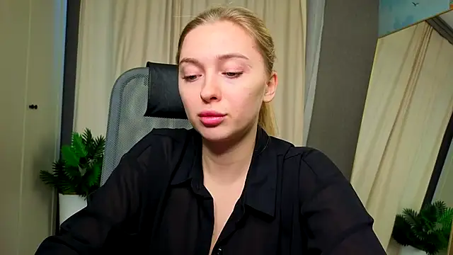 Snapshot of christie_luv chatting on December 5, 2025, 1:09 pm christie luv online show from December 5, 2025, 1:09 pm