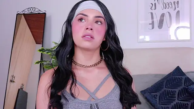 SaritaBratz online show from November 26, 2025, 8:10 pm