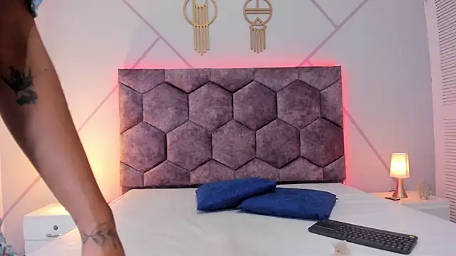 aurora collinss  online show from March 15, 2025, 12:24 pm