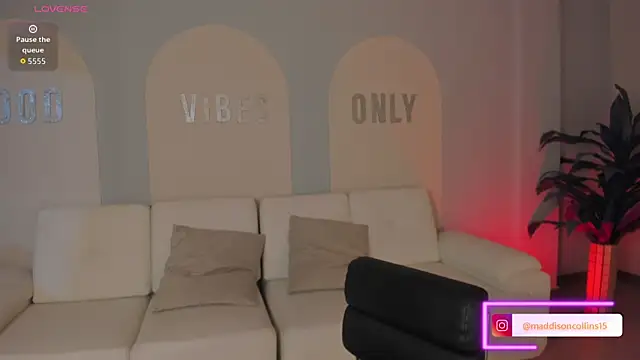 Snapshot of MaddisonCollins chatting on December 18, 2025, 11:05 am MaddisonCollins online show from December 18, 2025, 11:05 am