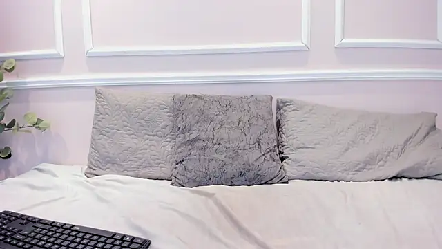 Lucy Canel online show from November 18, 2025, 12:05 am