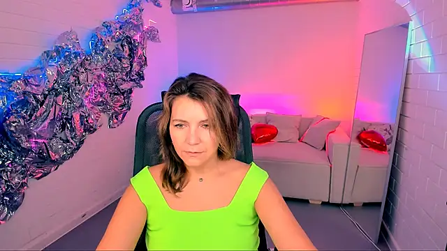 Snapshot of NicoleHitman chatting on October 12, 2025, 5:17 am NicoleHitman online show from October 12, 2025, 5:17 am