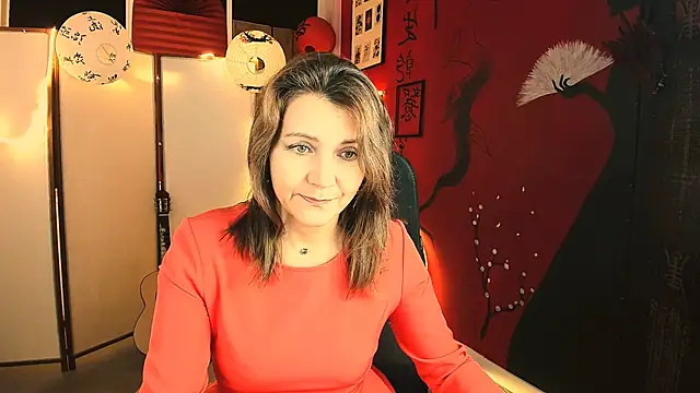 Snapshot of NicoleHitman chatting on October 19, 2025, 5:30 am NicoleHitman online show from October 19, 2025, 5:30 am