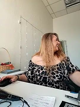 Snapshot of Juicy_PeachLux chatting on October 8, 2025, 6:00 am Juicy PeachLux online show from October 8, 2025, 6:00 am