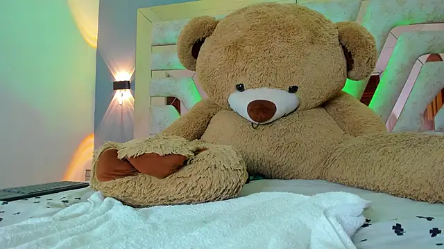 Snapshot of MaddyCrofft chatting on March 17, 2025, 5:05 pm MaddyCrofft online show from March 17, 2025, 5:05 pm