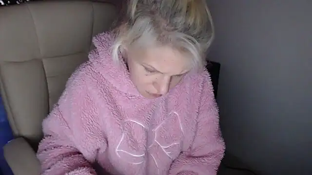 ElssaRush online show from December 3, 2025, 8:00 am