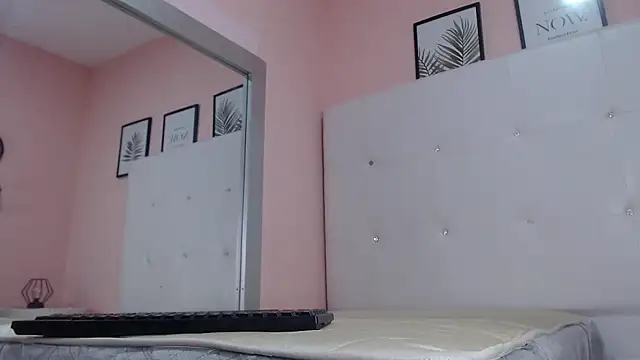 Snapshot of willow_smitt chatting on September 30, 2025, 12:43 pm willow smitt online show from September 30, 2025, 12:43 pm