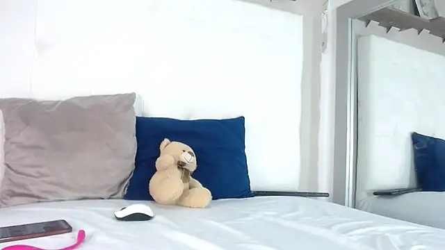 Snapshot of willow_smitt chatting on October 28, 2025, 1:47 pm willow smitt online show from October 28, 2025, 1:47 pm