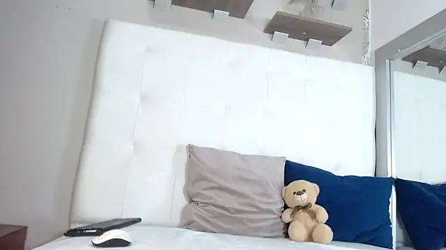 Snapshot of willow_smitt chatting on November 10, 2025, 12:48 pm willow smitt online show from November 10, 2025, 12:48 pm