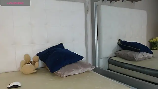 Snapshot of willow_smitt chatting on December 5, 2025, 12:58 pm willow smitt online show from December 5, 2025, 12:58 pm