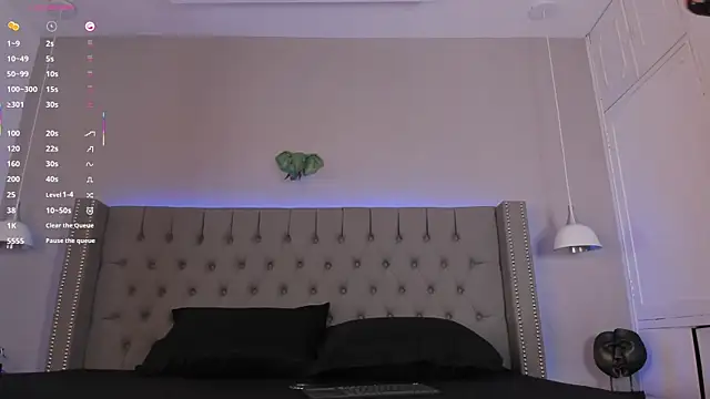 Emiliana Rios online show from October 28, 2025, 3:54 am