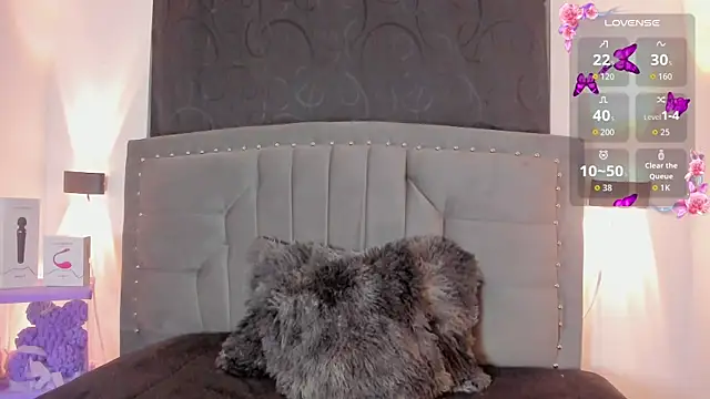 Lilith Thompson online show from December 18, 2025, 11:33 pm