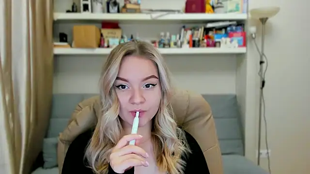 Kara Smith  online show from November 14, 2025, 1:26 am