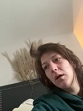 Snapshot of 2brokegirlz chatting on March 20, 2025, 8:40 pm 2brokegirlz online show from March 20, 2025, 8:40 pm