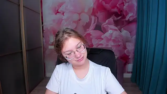 AngelinaLow online show from November 9, 2025, 6:23 am