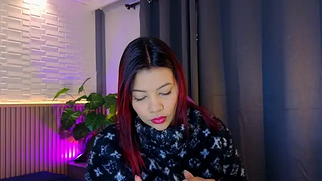 TiffanyWalk online show from November 18, 2025, 10:52 am