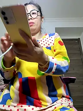 Snapshot of aa520uv chatting on November 18, 2025, 2:43 pm aa520uv online show from November 18, 2025, 2:43 pm