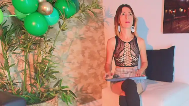 Snapshot of EmmaReyez chatting on March 15, 2025, 12:24 pm EmmaReyez online show from March 15, 2025, 12:24 pm