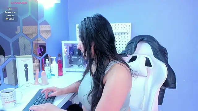 Alice 26  online show from December 3, 2025, 1:53 pm