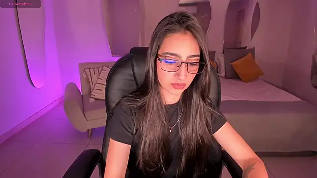 LarisaSmirnov online show from December 1, 2025, 12:04 am