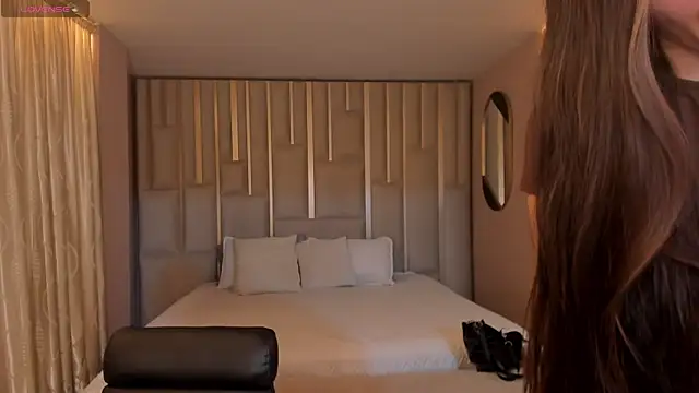 MaiaCollins online show from December 4, 2025, 6:49 pm