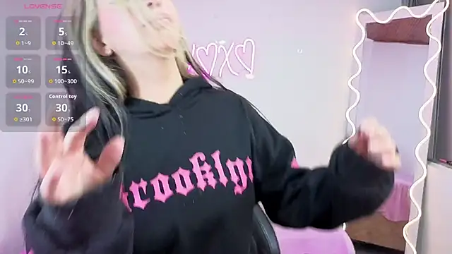 Malory tay1 online show from December 3, 2025, 7:23 pm