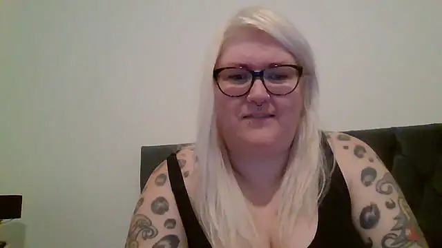 Snapshot of Sizzling_Indie36 chatting on March 18, 2025, 10:15 pm Sizzling Indie36 online show from March 18, 2025, 10:15 pm