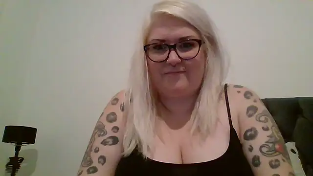 Snapshot of Sizzling_Indie36 chatting on March 19, 2025, 10:09 pm Sizzling Indie36 online show from March 19, 2025, 10:09 pm