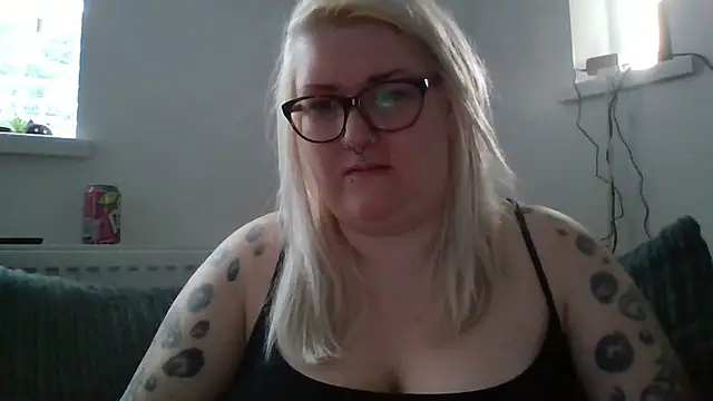 Snapshot of Sizzling_Indie36 chatting on March 22, 2025, 5:52 pm Sizzling Indie36 online show from March 22, 2025, 5:52 pm