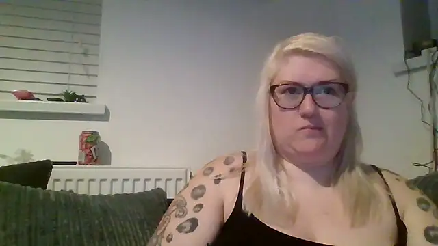 Snapshot of Sizzling_Indie36 chatting on March 22, 2025, 10:48 pm Sizzling Indie36 online show from March 22, 2025, 10:48 pm