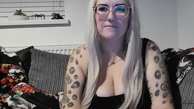 Snapshot of Sizzling_Indie36 chatting on September 27, 2025, 12:15 am Sizzling Indie36 online show from September 27, 2025, 12:15 am