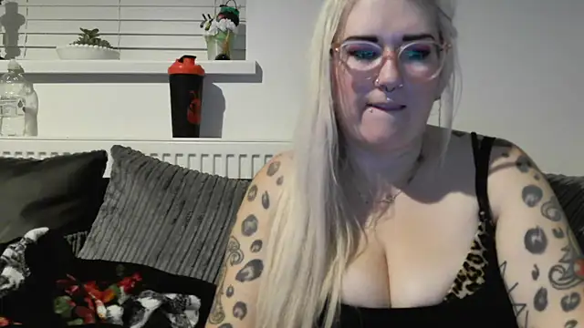 Snapshot of Sizzling_Indie36 chatting on October 3, 2025, 10:07 pm Sizzling Indie36 online show from October 3, 2025, 10:07 pm