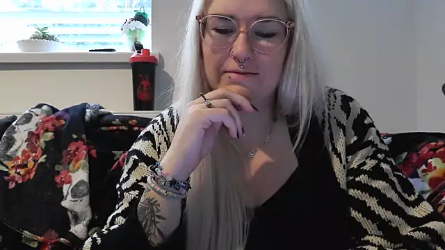 Snapshot of Sizzling_Indie36 chatting on October 7, 2025, 8:11 am Sizzling Indie36 online show from October 7, 2025, 8:11 am