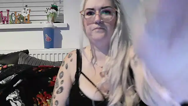 Snapshot of Sizzling_Indie36 chatting on October 14, 2025, 10:32 pm Sizzling Indie36 online show from October 14, 2025, 10:32 pm