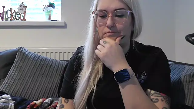 Snapshot of Sizzling_Indie36 chatting on October 15, 2025, 11:21 am Sizzling Indie36 online show from October 15, 2025, 11:21 am