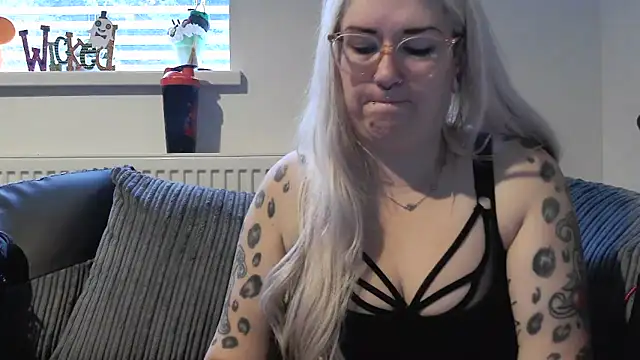 Snapshot of Sizzling_Indie36 chatting on October 17, 2025, 8:06 am Sizzling Indie36 online show from October 17, 2025, 8:06 am