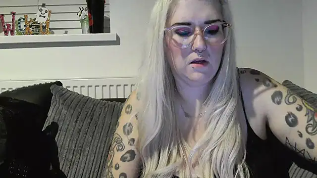 Snapshot of Sizzling_Indie36 chatting on October 17, 2025, 8:11 pm Sizzling Indie36 online show from October 17, 2025, 8:11 pm