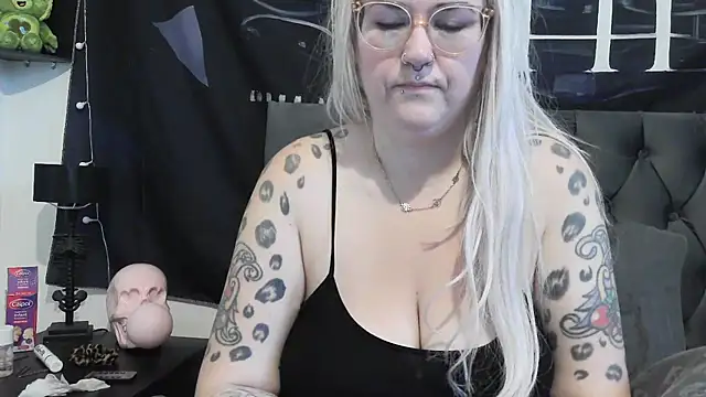 Snapshot of Sizzling_Indie36 chatting on October 19, 2025, 11:00 am Sizzling Indie36 online show from October 19, 2025, 11:00 am