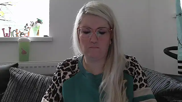 Snapshot of Sizzling_Indie36 chatting on October 24, 2025, 8:33 am Sizzling Indie36 online show from October 24, 2025, 8:33 am