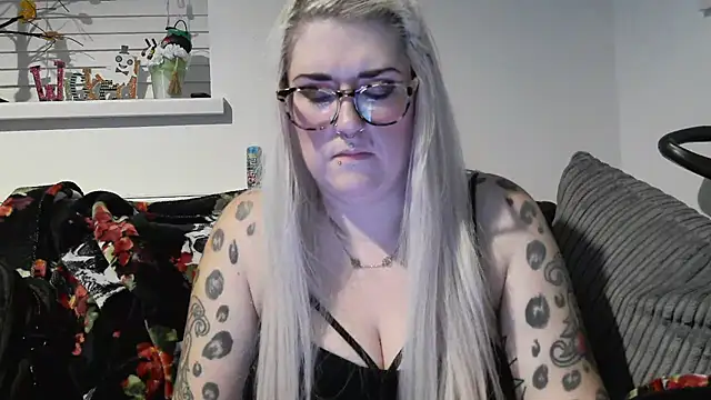 Snapshot of Sizzling_Indie36 chatting on October 29, 2025, 9:27 pm Sizzling Indie36 online show from October 29, 2025, 9:27 pm