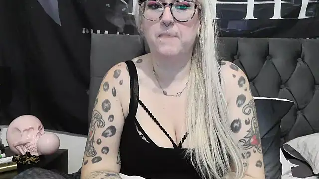 Snapshot of Sizzling_Indie36 chatting on November 8, 2025, 12:22 am Sizzling Indie36 online show from November 8, 2025, 12:22 am