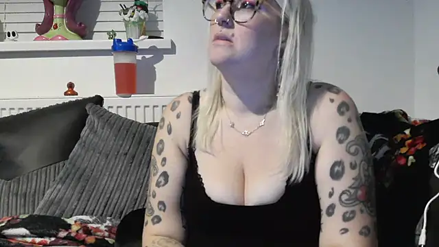 Snapshot of Sizzling_Indie36 chatting on November 12, 2025, 5:13 pm Sizzling Indie36 online show from November 12, 2025, 5:13 pm