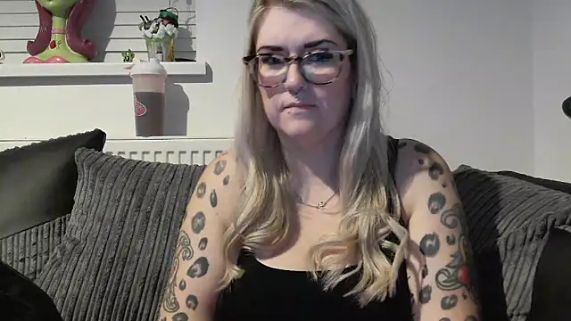 Snapshot of Sizzling_Indie36 chatting on November 13, 2025, 8:19 pm Sizzling Indie36 online show from November 13, 2025, 8:19 pm